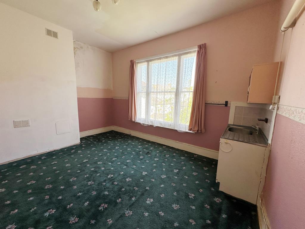 Lot: 129 - EIGHT-BEDROOM SEMI-DETACHED HOUSE FOR REFURBISHMENT - First Floor Bedroom with kitchenette sink